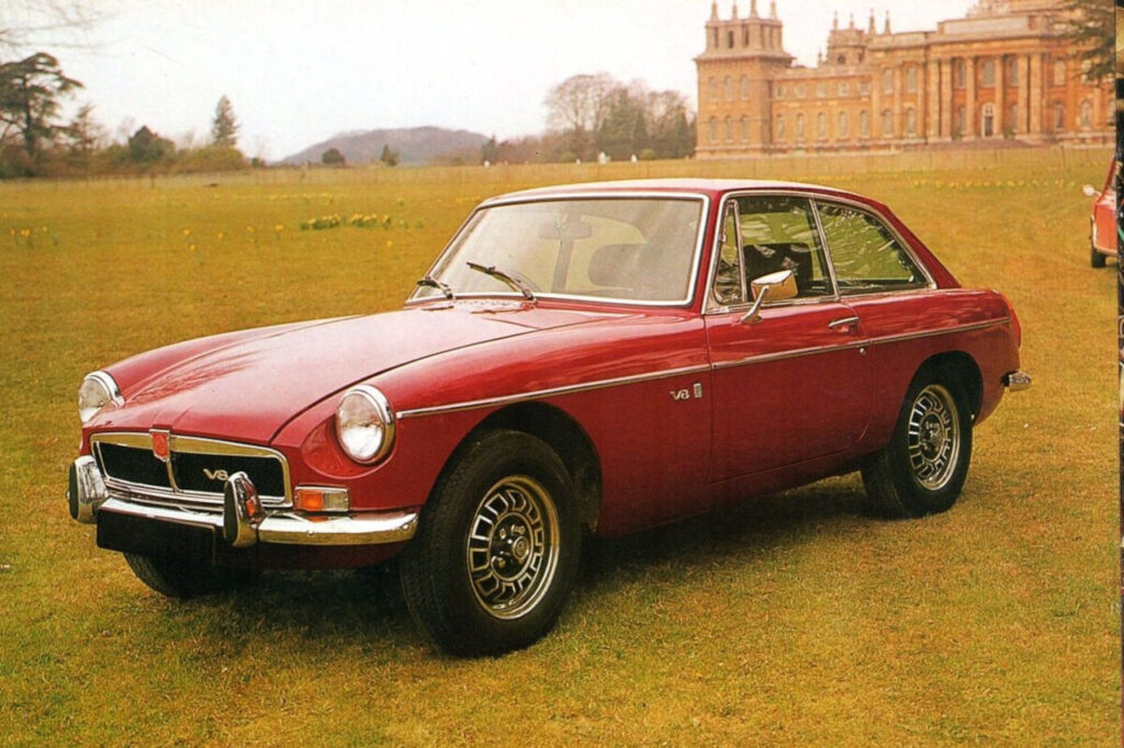 5 curiosas coincidencias entre el MG4 XPOWER y el MGB GT V8